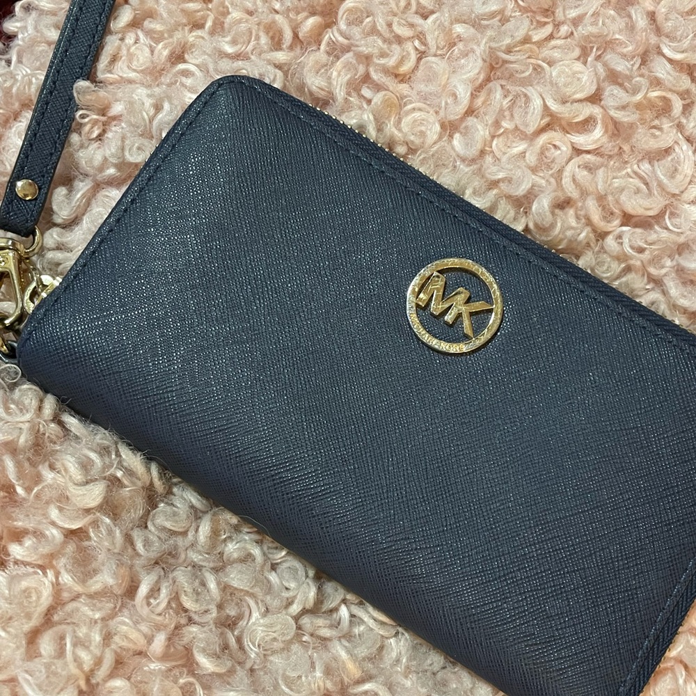 Michael Kors navy wristlet